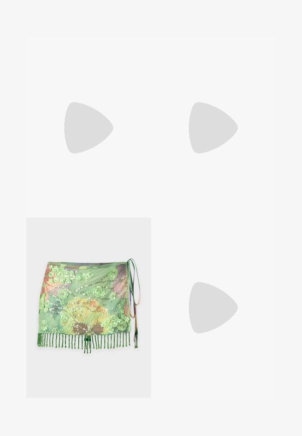 Haut noir à épaules dénudées en matière texturée, avec une section froncée et des détails de boutons décoratifs. Design lisse et ajusté.; Jupe portefeuille verte transparente avec broderie florale, sequins et bordure à franges perlées, nouée sur le côté avec des rubans en tissu assortis.; Sandale marron à bout ouvert avec semelle en liège, deux brides réglables avec boucles dorées et semelle extérieure noire texturée sur fond uni.; Collier à plusieurs couches en ton or, composé de deux chaînes. Une chaîne arbore un pendentif circulaire orné de cristaux, tandis que l'autre possède un petit charme rond.