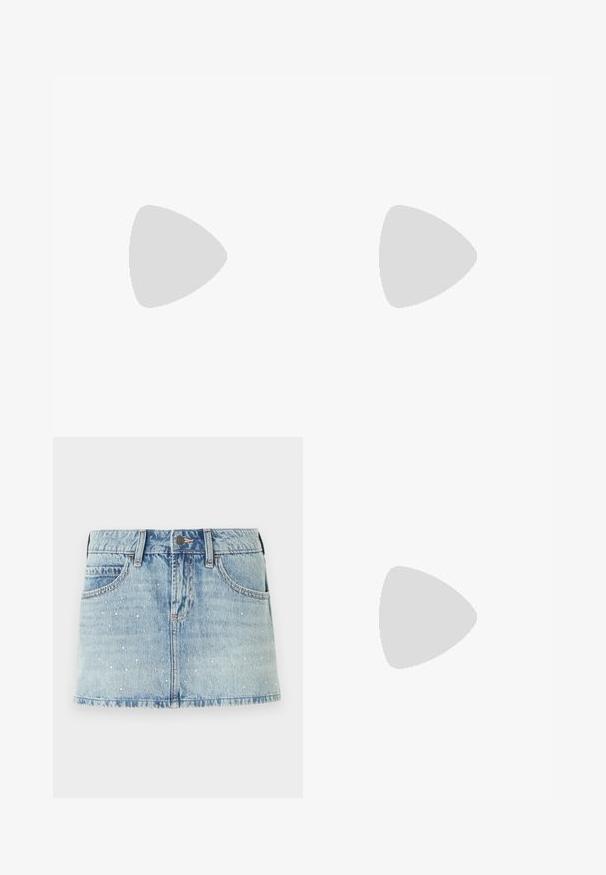 Hvid cropped t-shirt lavet af bomuld. Korte ærmer, rund halsudskæring, glat tekstur, afslappet design uden mønstre eller pynt.; Lyseblå denim mini nederdel med spredte sølvnitter, femlomme-design og frynset kant. Knaplukning ved taljen.; Ben iført mørke ribbede leggings kombineret med sorte balletsko med små sløjfedetaljer på hvid baggrund.; Sort læderhåndtaske med afrundede kanter, asymmetrisk klap, metalcirkulært spænde samt både korte og lange skulderstropper.