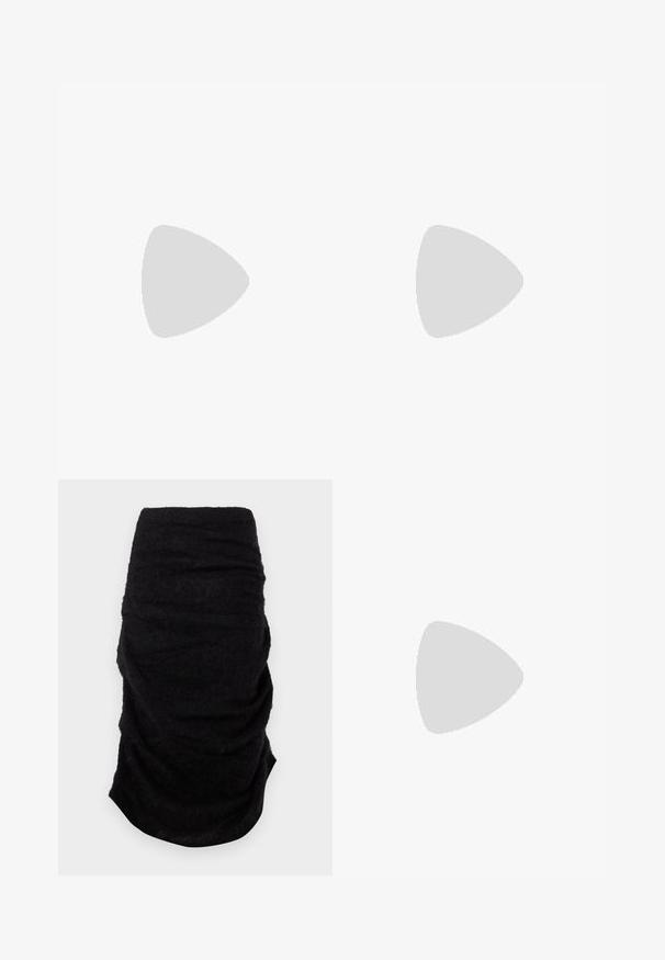 Hofmann Copenhagen PAULA - Langærmet T-shirt - black; Sort højtaljet blyantskirt med samlet stofdetaljer, lavet af blødt tekstureret materiale, vist fladt på en hvid baggrund.; Sort læder højhælet sko med spids tå, åbne sider og en tynd ankelrem med en lille guld detalje.; Sort læderclutch med en samlet tekstur, metal lukning og diskret præget logo på forsiden. Rundet form.