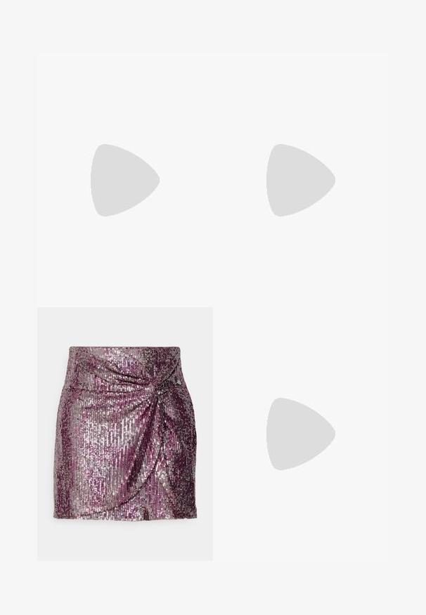 Vaaleanpunainen lyhyt halterneck-toppi pehmeässä, ribbimäisessä kankaan tekstuurissa, jossa on ohuet olkaimet ja oranssi korostus. Edessä brodeerattu brändilogo.; Minihame sequins, jossa on purppura- ja hopeagradientti, drapeerattu etusuunnittelu ja tiukkasuunta. Sileä pinta ja hohtava lopputulos.; Valkoinen paksu tennari, jossa leopardikuvioidut yksityiskohdat, paksu muotoiltu pohja ja kultainen "Buffalo"-riipus nauhoissa yksinkertaista vaaleaa taustaa vasten.; Mustan lakatun nahkataskun kaareva muoto, jossa on yksi kahva ja pyöreä pohja. Etuosassa on hienovarainen logo.