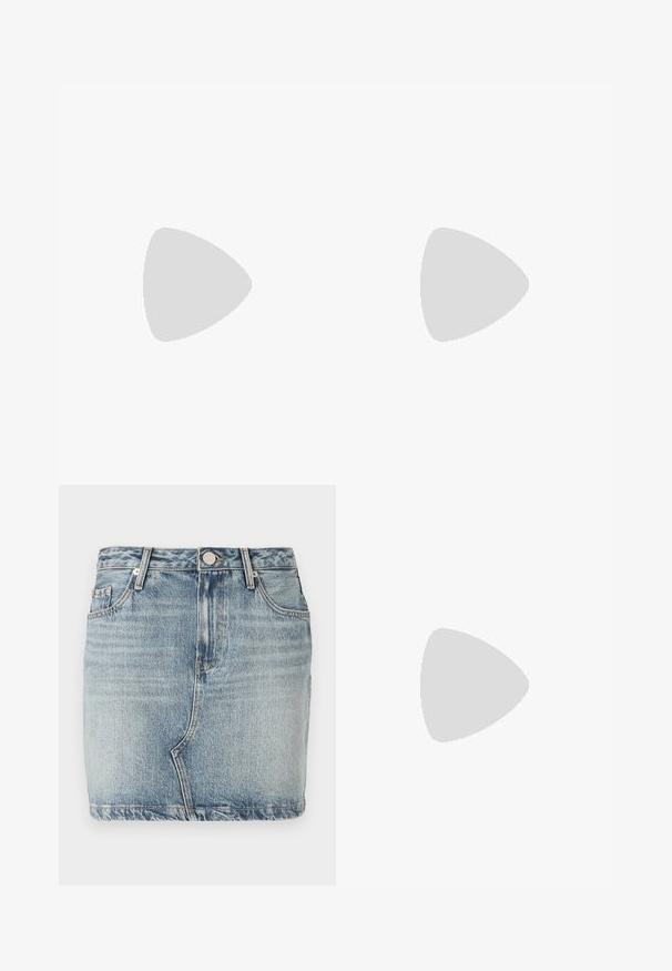Blaues Baumwoll-T-Shirt mit kurzen Ärmeln, das auf der Brust in passender Farbe den erhabenen Text "PEPE JEANS LONDON WEST ELEVEN" zeigt.; Hellblauer Jeans-Minikilt mit figurbetontem Schnitt, fünf Taschen, Gürtelschlaufen sowie Knopf- und Reißverschluss. Ausgefranste Details am Saum.; Schwarzer Lederstiefel bis zur Wade mit spitzer Spitze und niedrigem schrägem Absatz vor einfachem hellem Hintergrund.; Schwarze Nylon-Handtasche mit einem gebogenen, gepolsterten Griff, silbernem Reißverschluss und einem kleinen Logo-Patch in Rot, Weiß und Blau.