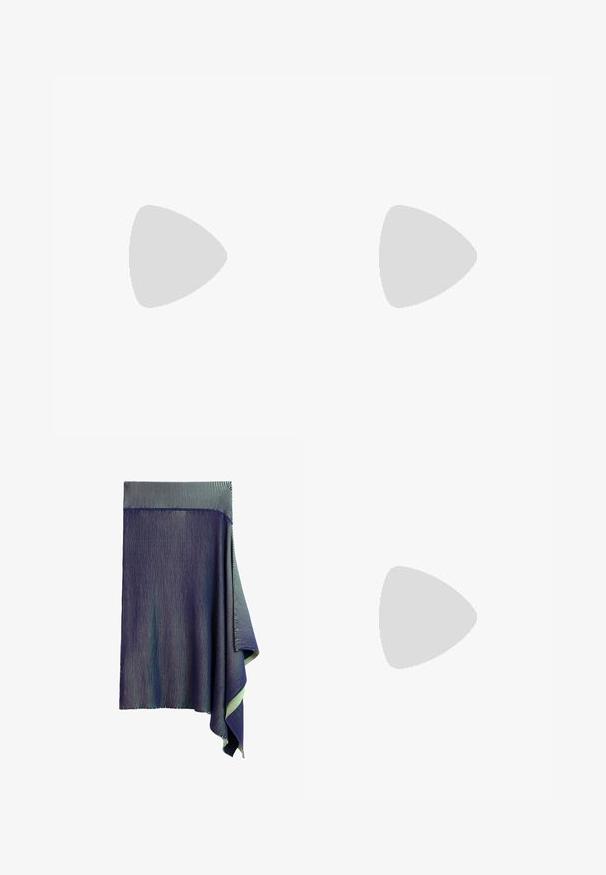 Haut à manches longues avec un décolleté plongeant, présentant des motifs abstraits bleus et verts, une fermeture à nouer dans le dos et des accents noirs contrastants.; Jupe tricotée bleu foncé avec de très fines rayures blanches verticales et un ourlet drapé asymétrique sur un côté.; Bottine beige en cuir avec bout carré, couture visible, et talon bloc noir sculpté et épais sur fond blanc.; Sac tote tricoté avec des motifs géométriques en noir, orange et crème, avec de larges anses crème et le texte « Bimba Y Lola » en rouge.