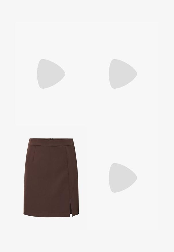 Blouse blanche à manches courtes avec col en V, coupe ample et tissu doux, présentée sur un fond gris clair.; Jupe marron longueur genou avec une petite fente à l’avant sur l’ourlet droit, ceinture simple, sans motifs ni ornements visibles.; Chaussure à talon haut slingback en cuir marron à bout pointu avec talon stiletto fin sur fond clair uni.; Sac à main en cuir verni marron de forme rectangulaire, avec deux longues poignées et des accents courbés subtils à l'avant.