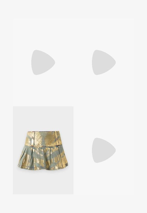 Camiseta de algodón negra con cuello y mangas de canalé blancas. Presenta un logotipo "Adidas" colorido y estilizado en la parte frontal.; Falda de mezclilla plisada en dorado y azul verdoso con un acabado brillante, que presenta una cinturilla ajustada y detalles de costura en contraste.; Zapatilla deportiva blanca y gris con materiales de malla y sintéticos, suela gruesa, banda de rodadura negra prominente y diseño con cordones que presenta acentos.; Bolso plateado en forma de media luna con una correa de hombro ajustable negra y cierre de cremallera sobre un fondo claro.