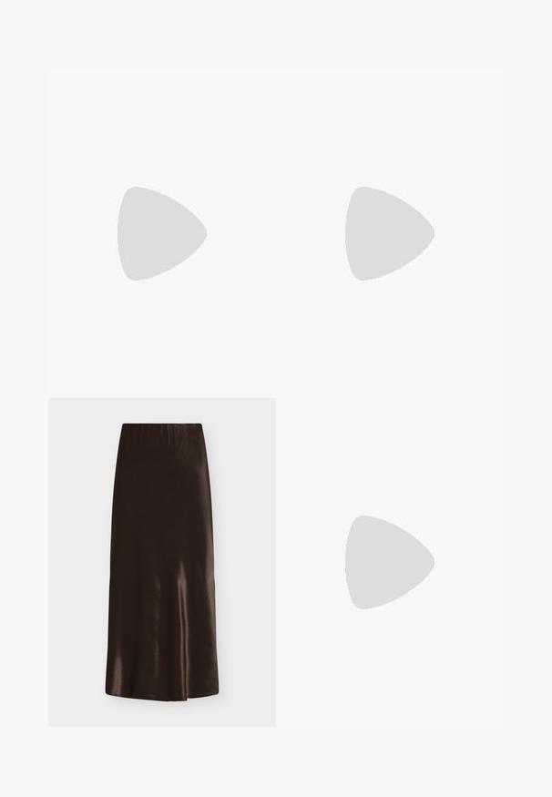 Top de manga larga negro con cuello alto, con hombros fruncidos y mangas ajustadas. Fabricado en un material suave y elástico.; Falda larga de satén marrón oscuro con una textura suave y un ligero brillo, con un corte recto y sin patrones o adornos visibles.; Anna Field by Zalando Sandalias - black; Bolso de mano negro con una textura suave, que presenta una cadena dorada y un cierre de solapa geométrica delineado en dorado.