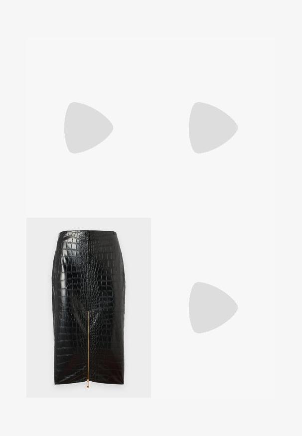 Haut à manches longues en satin bleu marine foncé avec des détails froncés à l'avant et une texture lisse, mettant en valeur un col rond et une silhouette ajustée.; Jupe crayon en simili cuir noir avec une texture crocodile, dotée d'une fermeture éclair centrale dorée et d'une finition lisse.; Sandale à talon haut en cuir verni noir avec bride à la cheville. Présente un design minimaliste, un bout ouvert et une boucle ornée de strass.; Sac à épaule en cuir verni noir avec une forme incurvée, présentant un logo triangle en argent et une fermeture éclair. Texture lisse et bandoulière fine.