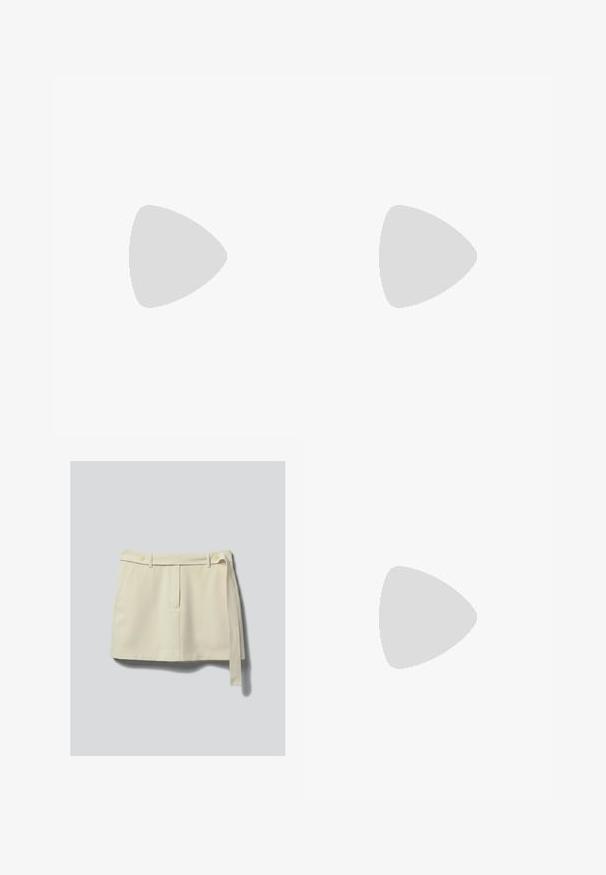 Débardeur noir court avec de larges bretelles, fabriqué à partir d'un matériau doux, présentant une texture lisse et un design minimaliste.; Mini-jupe couleur crème avec ceinture en tissu, passants de ceinture et poches latérales, présentée à plat sur un fond gris clair.; Bottes en cuir noires arrivant au genou, avec un bout carré, un large talon et une sangle décorative avec des accents métalliques autour de la cheville. Texture lisse.; Sac à main en cuir violet à la forme arrondie, avec une bandoulière réglable unique et une fermeture éclair sur le dessus. Texture lisse avec des coutures simples.