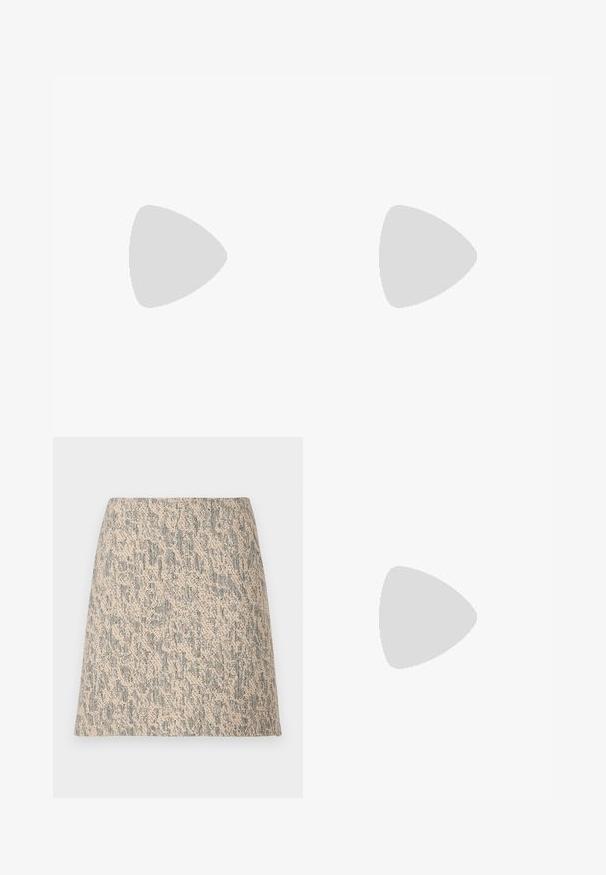 Top sans manches en tissu beige clair, avec un col rond et une coupe décontractée. Texture lisse sans embellissements ni motifs.; Mini-jupe en tissu tissé beige et gris avec une forme évasée en A et un motif irrégulier subtil.; Ballerine beige en cuir avec semelle noire et emblème doré sur l’orteil, positionnée sur un tapis crème à côté d’un meuble arrondi couleur ambre.; Sac à main plissé beige avec fermeture éclair incurvée en haut et poignée arquée simple, présenté sur un fond blanc.