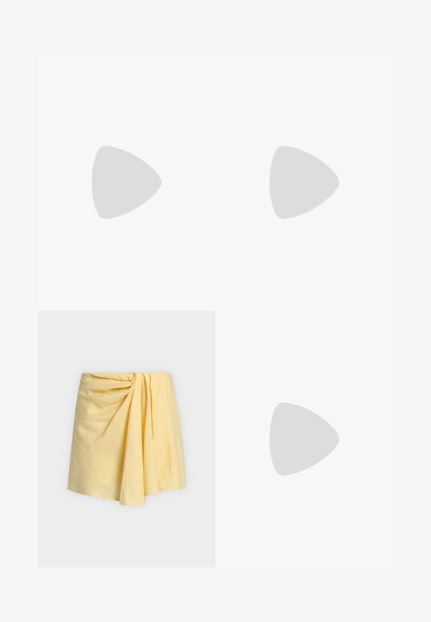 Haut blanc côtelé à manches mi-longues avec col roulé et coupe ajustée, présenté sur un fond gris neutre.; Jupe mini jaune avec un détail froncé créant de doux plis sur le devant, en tissu léger.; Ballerines en cuir noir avec un bout arrondi et des coutures minimales. Talon bas et rectangulaire avec une texture lisse. Détails subtils de doublure intérieure.; Sac à main rectangulaire noir avec une fine bandoulière et fermeture éclair, présenté sur un fond blanc uni.