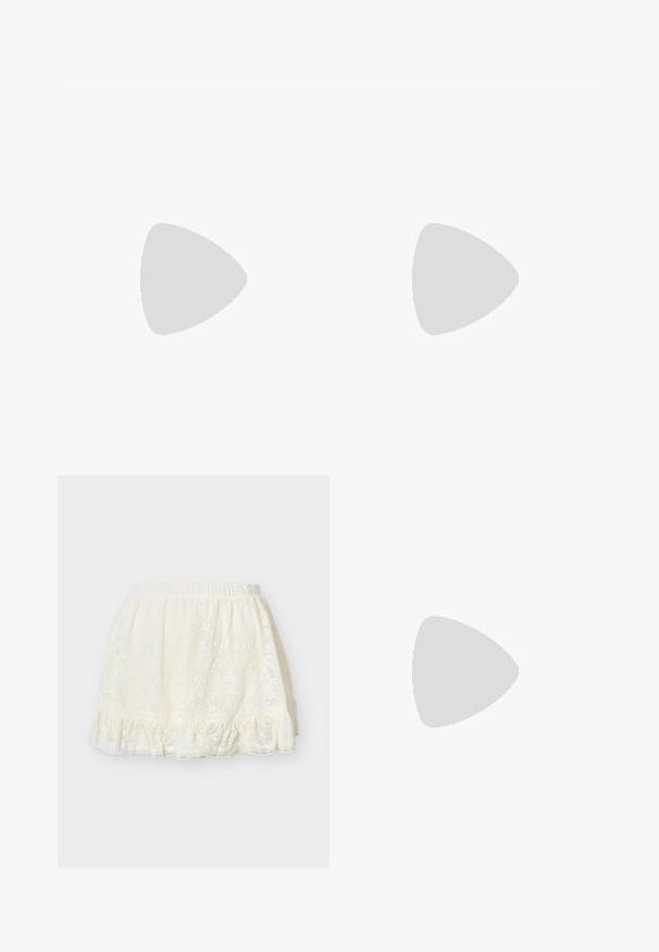 Top rosa de manga corta con diseño envolvente, pliegues texturizados y encaje en el escote y las mangas. Cintura elástica para un mejor ajuste.; Enagua media de encaje color crema con cinturilla elástica y dobladillo con volantes, diseñada para llevar debajo de faldas o vestidos.; Zapato plano Mary Jane de color marrón oscuro con hebilla y detalle de lazo, descansando sobre una alfombra texturizada azul ondulada y un sofá acolchado gris al fondo.; Bolso de mano de cuero granate con forma de media luna, cierre de cremallera y una correa desmontable. Textura suave con un brillo sutil.