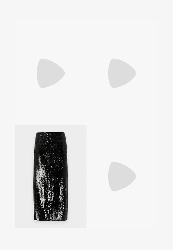 Top negro de manga larga con textura fruncida en la parte delantera, con un cuello alto y un diseño ajustado. Tejido suave y elástico.; Falda lápiz negra con lentejuelas, presenta una silueta elegante con una textura suave, reflejando la luz con acentos plateados y una cintura alta.; Zapatos de tacón negro tipo slingback con puntera afilada, acabado mate suave y un tacón delgado y brillante. Correa ajustable con detalle de hebilla pequeña.; Bolso de hombro rectangular negro con correas largas y delgadas y una textura lisa y brillante sobre un fondo liso.