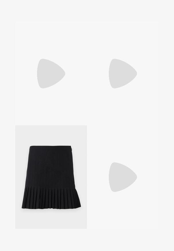 Diane von Furstenberg LONG SLEEVE SHIRT - Top s dlhým rukávom - light pink; Čierna plisovaná sukňa s prešitými diagonálnymi panelmi, priliehavým pásom a rozšíreným lemom. Materiály pôsobia ľahko a hladko.; Čierne lakované sandále na podpätku s hranatou špičkou a nízkym blokovým podpätkom. Obsahujú kovanie v zlatej farbe a nastaviteľné remienky na členkoch.; Mäkké levanduľové listové puzdro so zvraštenou látkou, strieborným zapínaním kiss-lock a zodpovedajúcim náramkom na jednoduchom svetlom pozadí.
