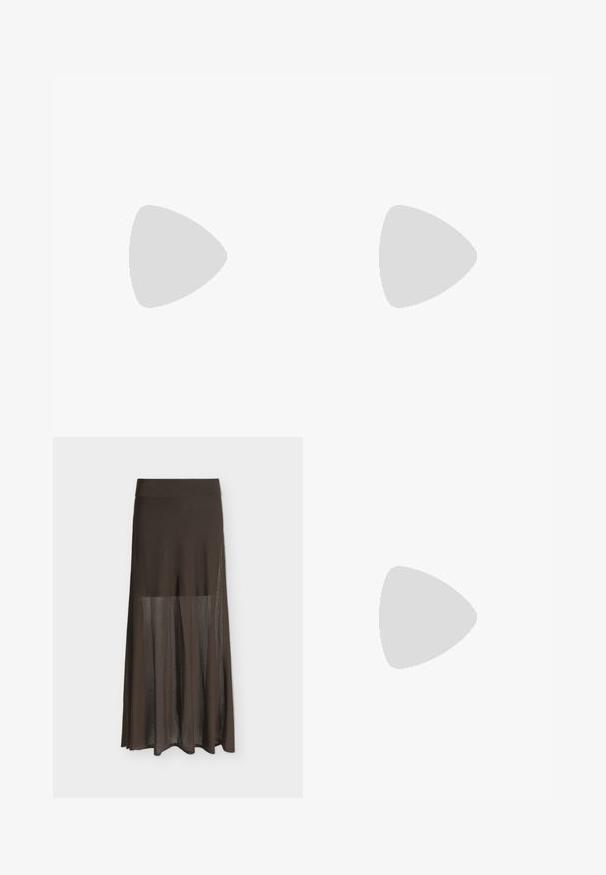 Débardeur en crochet noir avec bretelles fines et petits accents décoratifs métalliques près des épaules.; Jupe longue marron semi-transparente avec taille cintrée et tissu plissé fluide sur un fond clair uni.; Sandale à talon haut noire avec une bride étroite à la cheville, bout carré, cuir lisse et accent de boucle métallique.; Sac bandoulière rectangulaire en cuir noir avec bandoulière ajustable, fermeture éclair sur le dessus et petit logo Calvin Klein doré sur le devant.