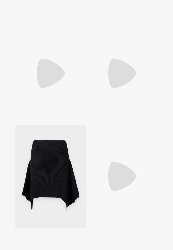 Schwarzes Langarm-Crop-Top aus strukturiertem Stoff, mit tailliertem Design und gerafften Details an der Brust.; Schwarzer, gerippter Strickrock mit asymmetrischem Zipfel-Saum und tailliertem Bund vor einem schlichten weißen Hintergrund.; Schwarzer Slingback-Pumps aus Lackleder mit spitzer Spitze und verstellbarem goldfarbenem Riemen auf weißem Hintergrund.; Schwarze Lederhandtasche mit Griff oben, goldener Kette als Träger und goldenem, puzzleförmigem Verschluss auf einfachem weißem Hintergrund.