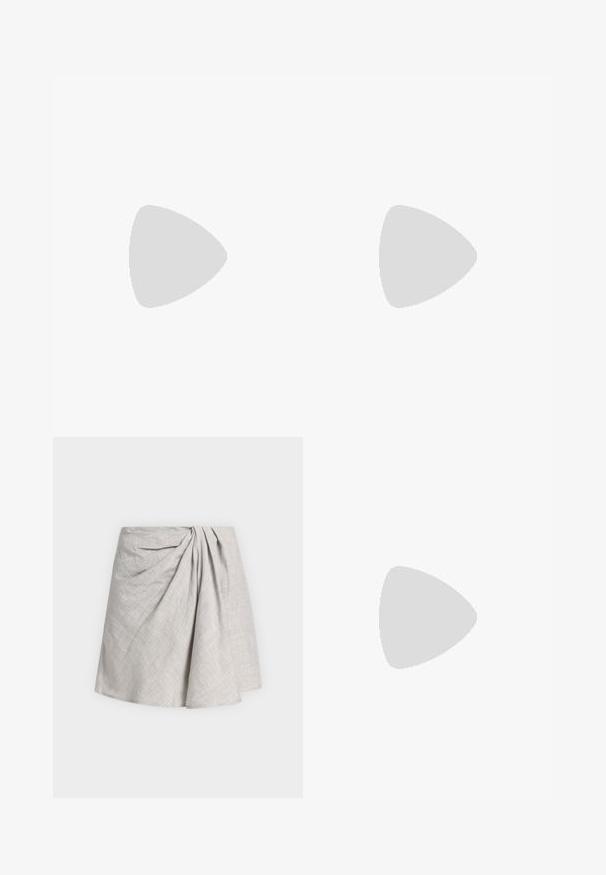 Zwarte mouwloze top met een ronde halslijn, gemaakt van een geribbelde stof, met een losse pasvorm en rechte zoom, ontworpen voor comfort.; Lichtgrijze knie-lange rok met gedrapeerde plooien en subtiele kruistekstuur, afgebeeld op een effen witte achtergrond.; Zwarte Mary Jane-schoen met blokhak en gouden gesp, zwevend boven een gladde betonnen vloer in een minimalistische binnenomgeving.; Zwarte leren handtas met een gestructureerd oppervlak, een gebogen vorm en een gouden accenten in de hardware. Voorzien van een enkele handgreep en een sluitingdetail.