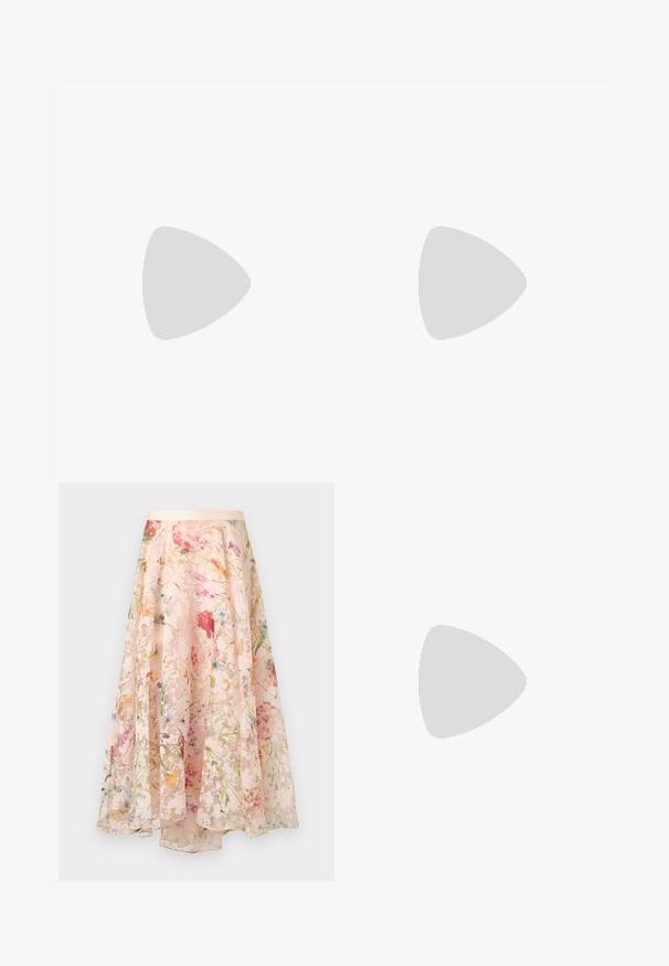 Even&Odd by Zalando T-shirt à manches longues - off white; Jupe midi rose clair à fleurs avec un tissu en chiffon fluide et superposé, une ceinture douce, et des motifs floraux multicolores.; Sandale compensée espadrille beige avec un dessus en tissu tissé texturé, des lacets à nouer autour de la cheville et une semelle plateforme en jute.; Sac à main rond en paille tissée avec une anse en corde et "ALEMAIS" brodé sur le côté en fil marron.