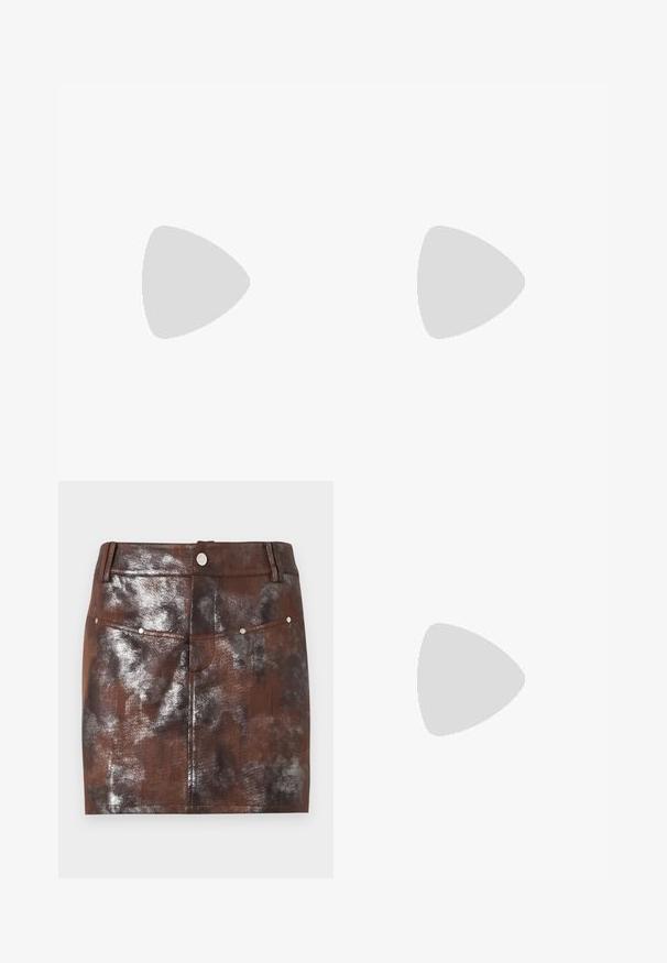 Débardeur en tissu gris présentant un graphisme de cheval en course blanc. Encolure ronde avec une texture lisse et des bords sans couture.; Mini-jupe marron et noire à effet métallique avec poches avant, passants de ceinture et fermeture par bouton argenté à la taille.; Botte de cowboy en cuir noir avec découpes décoratives, boucle argentée et talon incliné, présentée sur fond blanc.; Sac bandoulière en cuir marron foncé avec une forme souple et décontractée et une anse nouée torsadée sur un fond blanc uni.
