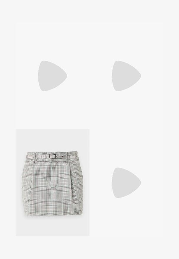 Débardeur côtelé gris clair sans manches avec un col rond et une étiquette DRYKORN à l'intérieur du col.; Mini-jupe à carreaux gris taille haute avec plis frontaux et ceinture assortie ajustable avec boucle noire.; Chaussure noire à talon haut avec bout pointu et logo doré, posée sur une surface réfléchissante près d'un organiseur de dossiers en fil chromé contenant des documents.; Sac à épaule en cuir noir à texture crocodile, avec de longues sangles et un petit charm logo argenté sur une sangle.