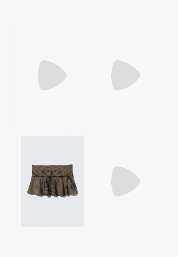 Κρεμ μπλούζα crop top από μαλακό ύφασμα με τετράγωνη λαιμόκοψη, εφαρμοστή σχεδίαση και ελάχιστες λεπτομέρειες ραφής. Η ετικέτα γράφει "Urban Classics."; Καφέ φούστα με σχέδιο tie-dye, με φαρδιά μέση και καμπανωτό τελείωμα. Κατασκευασμένη από μαλακό ύφασμα με υφή. Τα μοτίβα ποικίλλουν σε όλη την επιφάνεια.; Καφέ σουέντ αθλητικό παπούτσι με λευκές ρίγες και ασημένιες λεπτομέρειες, με υφή στο πάνω μέρος, σχέδιο με κορδόνια και σόλα από καουτσούκ χρώματος καραμέλας.; Καφέ καμελιά γυαλιά ηλίου με οβάλ φακούς, διαθέτοντας λεπτό σκελετό και μικρή μεταλλική λεπτομέρεια στην πλευρά. Υφή και γυαλιστερή φινίρισμα.
