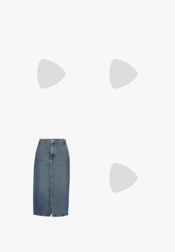 To enkle hvide T-shirts med korte ærmer og rund hals med JJXX mærke-etiketter vist på en lys grå baggrund.; Blå denimnederdel med høj talje og knælængde, frontslids, knaplukning og klassisk design med fem lommer.; Skinnende bleg rosa slingback flad sko med lav blokhæl og mærkejusterbar rem på lys baggrund.; Lille rektangulært pink håndtaske med lange håndtag, lynlåslukning og subtil præget logo foran mod ensfarvet baggrund.