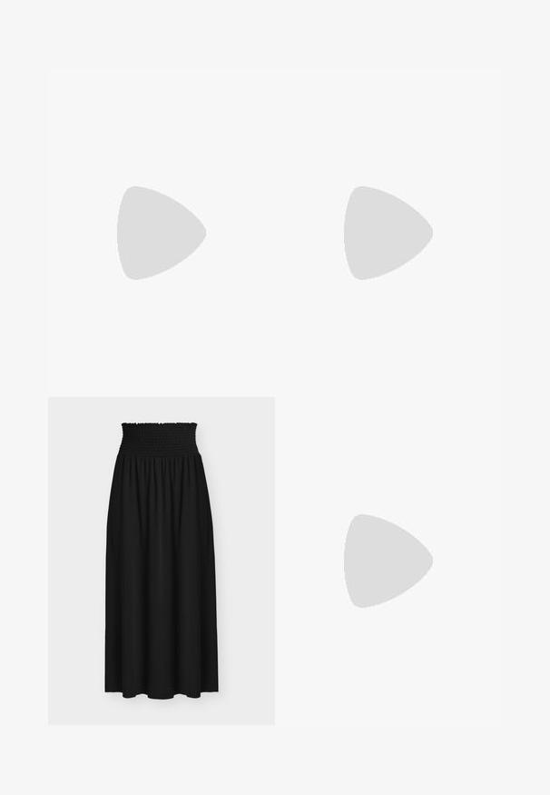 Haut blanc à manches courtes avec un motif de maillons de chaîne noirs formant des losanges sur l’ensemble du tissu et un col rond.; Jupe maxi noire avec large ceinture élastique smockée et tissu fluide sous la taille.; Chaussure à talon haut slingback en cuir verni noir, bout pointu, avec trois brides décoratives bouclées sur le dessus.; Sac à main en cuir marron avec un design froncé, une bandoulière en chaîne dorée et une finition douce et texturée. Sa forme compacte est idéale pour une utilisation en soirée.