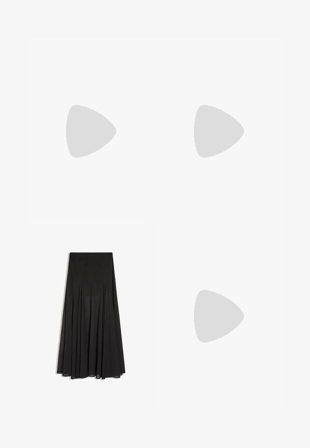 Schwarzes Neckholder-Crop-Top mit Schlüssellochausschnitt vorne und gerafftem Taillendetail.; Langer schwarzer Rock mit hoher Taille und weichen Plisseefalten, aus leichtem, halbtransparentem Stoff, auf weißem Hintergrund dargestellt.; Schwarze Gummizehensandale mit strukturiertem Fußbett und dünnen, Y-förmigen Riemen vor einfachem weißem Hintergrund.; Schwarze, glänzende Lederschultertasche mit einem einzelnen Reißverschlussfach und einem dünnen, bogenförmig gebogenen Träger.