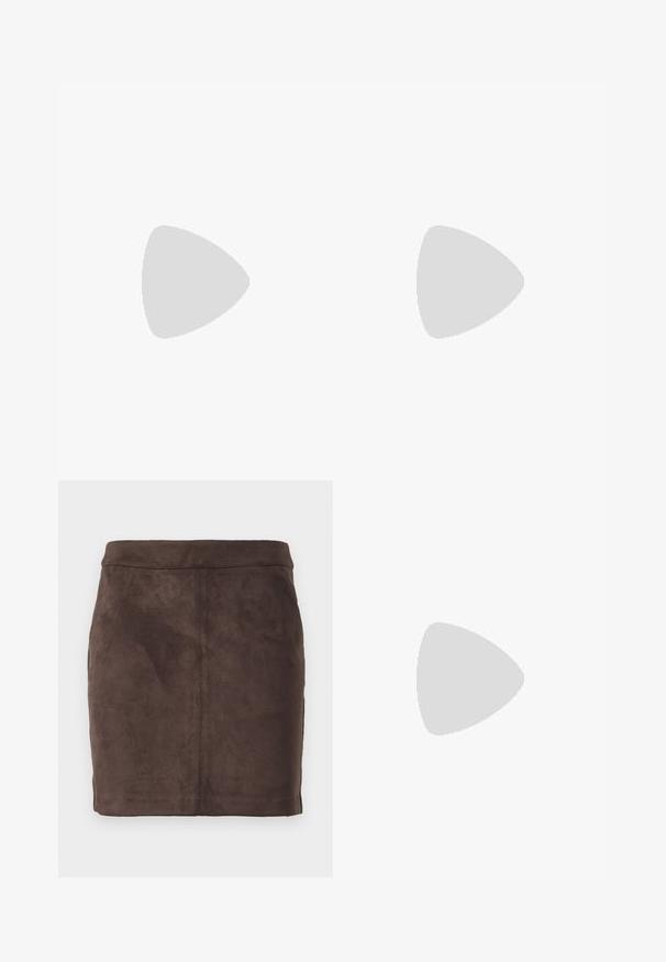 Langærmet olivengrønt top, lavet af glat stof, med en rund halsudskæring og en tætsiddende design uden mønstre eller detaljer.; Brun ruskind mini-nederdel med en glat tekstur, tætsiddende design og en flad talje, der har lodrette sømme for struktur.; Høj sort læderstøvle med skråt syning, spids tå og kraftig mellemhøj hæl på hvid baggrund.; Brun lakeret håndtaske med rektangulær form, to lange håndtag og subtile buede detaljer på fronten.