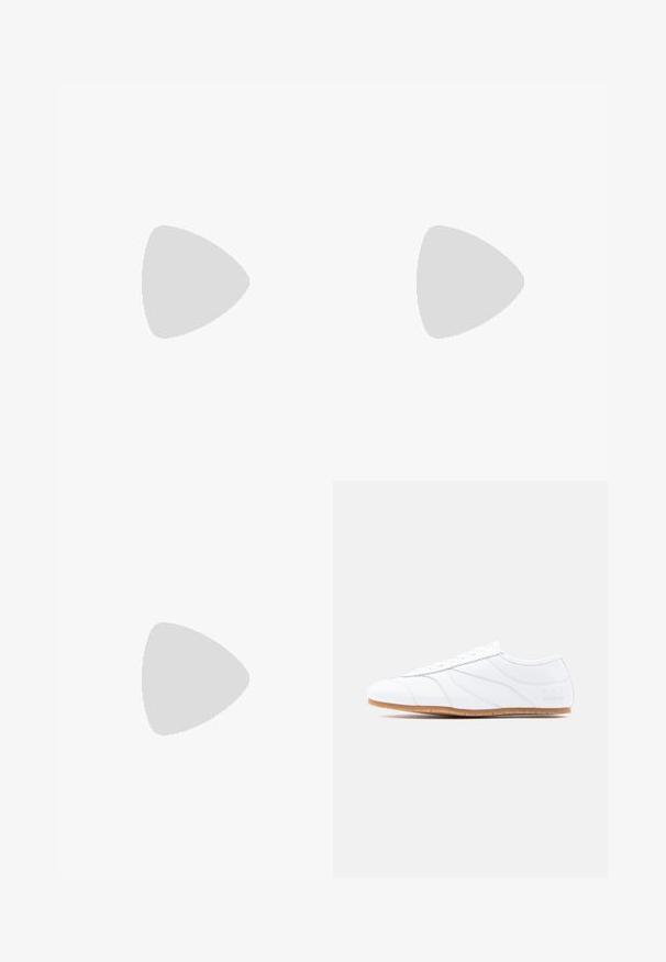 Sort sweatshirt og matchende joggers, lavet af blødt stof. Hættejakke med lynlås, elastiske manchetter og talje. Logo trykt på begge dele.; Hvid lavtstående sneaker med snøresystem, glat læderoverdel, diskrete syninger og lysbrun gummisål.; Sort læder skuldertaske i halvmåneform med justerbar rem og lille hvid logo tekst foran mod en lys baggrund.; Sølv hoops øreringe med en buet, tårnformet skulptur og poleret finish. Har en sikker lås og glat overflade.