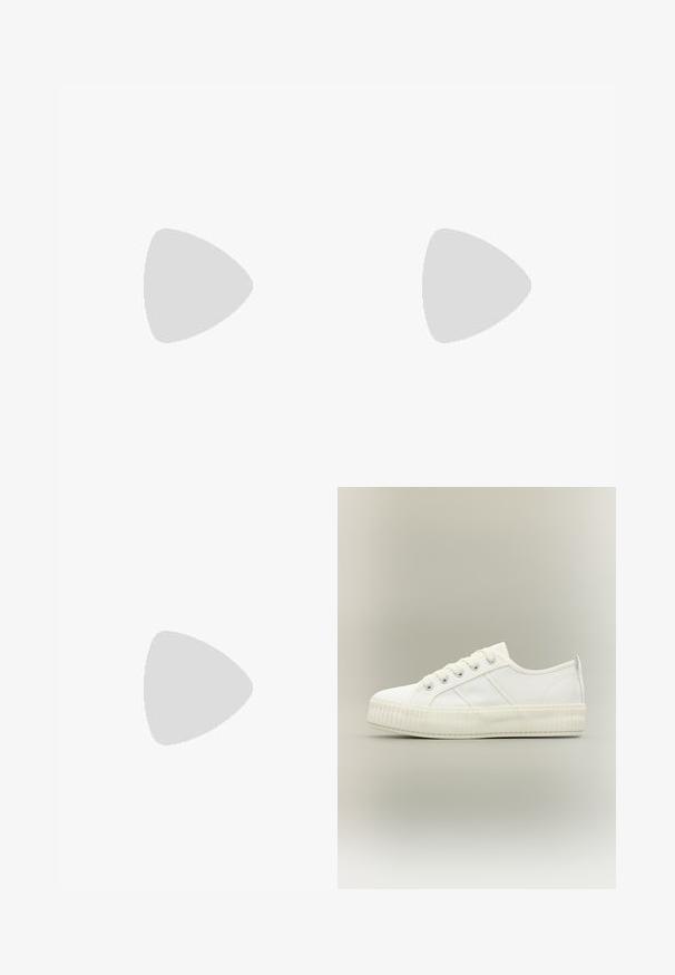 ONLY MATERNITY OLMLITA EMMA - Buksedragter - black; Hvid lavtop sneaker med tyk ribbet sål, snørelukning foran og trækflap på hælen mod en neutral baggrund.; Sort tote taske lavet af glat læder, med en buet, åben top, to skulderstropper og et minimalistisk design.; Par skinnende sølvøreringe med tynde trådlåse, vist på en lys grå baggrund.