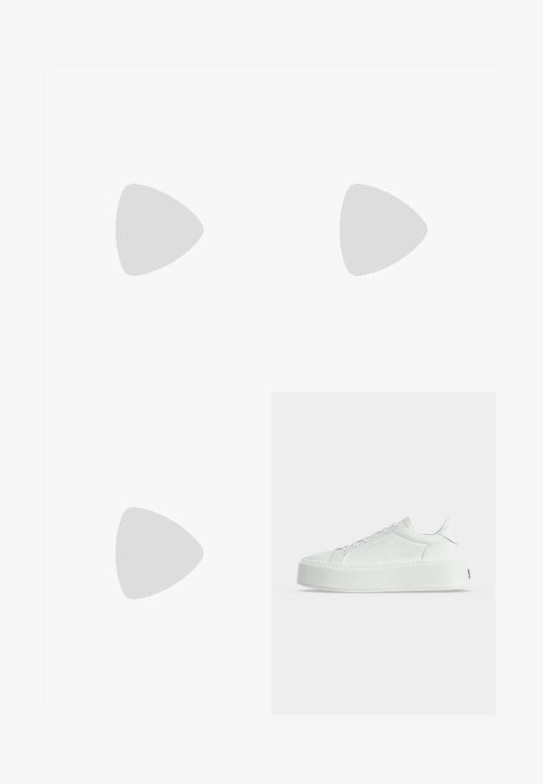 Sort sweatshirt og matchende joggers, lavet af blødt stof. Hættejakke med lynlås, elastiske manchetter og talje. Logo trykt på begge dele.; Hvid lavtop sneaker med tekstureret læder, tyk platåsål og snørelukning, vist i profil på ensfarvet baggrund.; Sort Armani Exchange håndtaske med dobbelte håndtag, gyldent mærkelogo foran og en bred sort justerbar skulderrem med Armani-tekst.; Hvide abstrakte hoops ørestikker med et bølget design, der har hardware i guldtoner. Glat tekstur, lette og legende former.