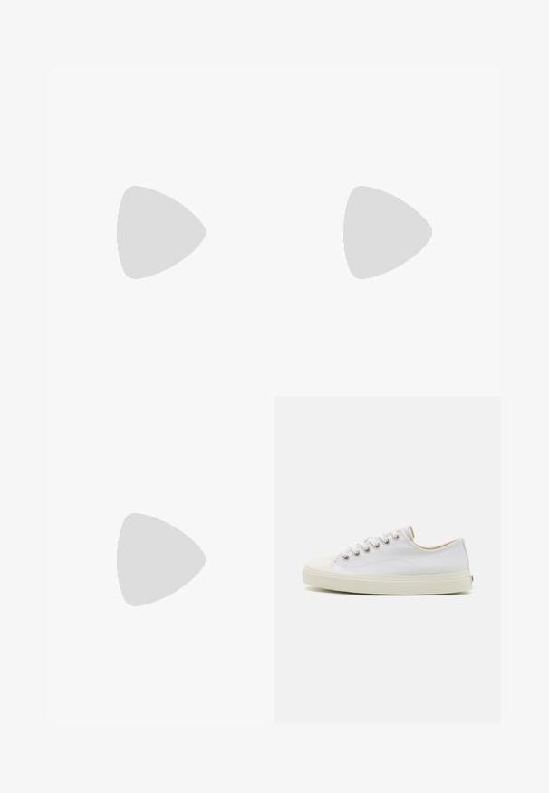 Sudadera negra y pantalones jogger a juego, hechos de una tela suave. Sudadera con capucha y cierre de cremallera, puños y cintura elásticos. Logo impreso en ambas piezas.; Zapatillas de lona en blanco con puntera redonda, cierre de cordones en la parte delantera y suela de goma color crema. Presenta ojales metálicos y detalles de costura.; Bolso tote de cuero negro con dos asas para el hombro y un pequeño bolso a juego con cremallera colocado delante sobre un fondo blanco.; Par de pendientes de aro en tono dorado con una forma de media luna más ancha en la parte superior y un aro redondo colgando debajo de cada uno.
