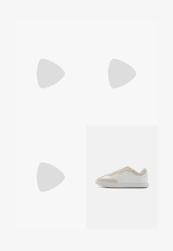 Good American FIT FOR SUCCESS BOOT - Ολόσωμη φόρμα - taupe; Λευκά δερμάτινα sneakers με μπεζ σουέτ λεπτομέρειες και λευκή κορδόνι. Διαθέτουν στρογγυλή μύτη και παχύ sole για άνεση.; Μικρή λευκή τσάντα σε σχήμα ημισελήνου με κοντό λουράκι, κλείσιμο με φερμουάρ και μαύρο λογότυπο "cK" μπροστά.; Ζευγάρι μεσαίου μεγέθους γυαλιστερά ασημένια σκουλαρίκια κρίκοι με λεπτά μεταλλικά κλείστρα σε ανοιχτό ουδέτερο φόντο.