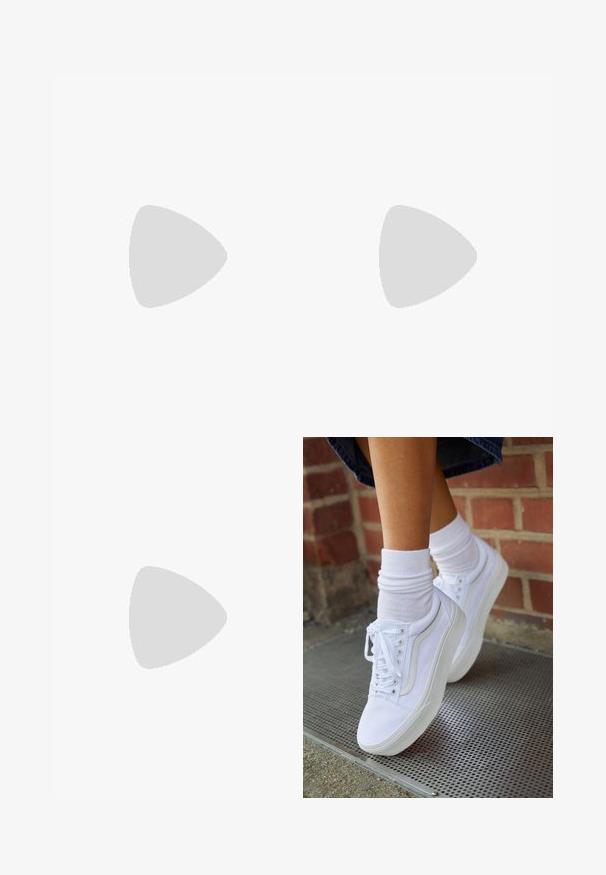 ONLY MATERNITY OLMLITA EMMA - Buksedragter - black; Hvide lærreds sneakers med gummisåler, der har seks snørehuller, rund tå og let sømdetaljer, krydret med hvide ankelstrømper.; Lille cremehåndtaske med tekstureret overflade, en lang justerbar rem, en kædeaccent og flaplukning. Detaljer i guldhardware.; Sølvøreringe med et minimalistisk design. Cirkulær form, glat tekstur og tynd profil. Letvægtige med en poleret overflade.