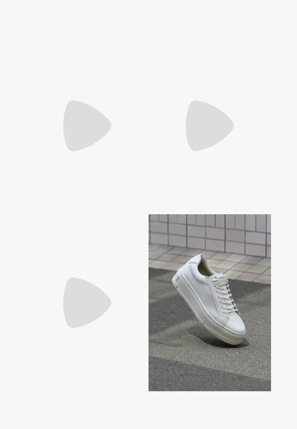 ONLY MATERNITY OLMLITA EMMA - Buksedragter - black; Hvide lædersneakers med lavt design, flade snører, rund tå og strukturerede sider. Tyk gummisål med diskrete detaljer.; Sort ruskinds totemed med to lange, flade læderremme. Har en buet topkant og synlige stikninger langs forsiden. Ingen hardware-dekorationer.; Pilgrim Øreringe - gold-coloured