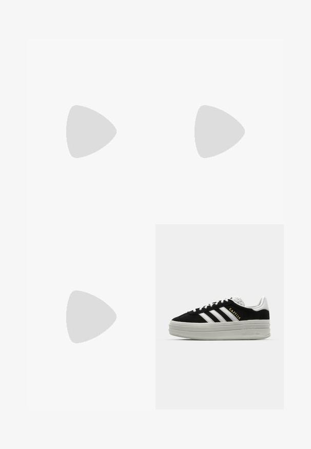 ONLY MATERNITY OLMLITA EMMA - Buksedragter - black; Sort ruskind sneaker med hvide læderdetaljer, tre hvide striber, flade snørebånd og en tyk grå platformsål. Guldfarvet "Gazelle" branding.; Sort hobo taske lavet af glat læder med en buet silhuet, der har en enkelt justerbar skulderrem og minimalistiske designdetaljer.; Sølvøreringe i form af hoops med en glat, blank finish. Cirkulær form, der har en sikker lås. Simpelt og elegant design.