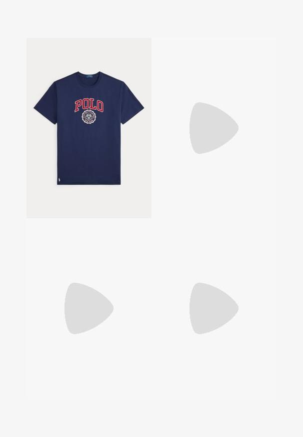 Mørkeblå T-shirt med korte ærmer med rød "POLO" tekst og en rund Polo Ralph Lauren-emblem i hvidt og blåt foran i midten.; Mørkeblå denimjeans med fem lommer, knap- og lynlås-lukning og synlige gyldne syninger, vist fladt på en lys baggrund.; Hvid lavtop sneaker med brun sål, blå hælkappe, snørebånd og gyldent Polo Ralph Lauren logo på siden.; Sorte rektangulære solbriller med mørke linser og mat finish. Har et præget "POLO"-logo på stængerne og et robust rammedesign.