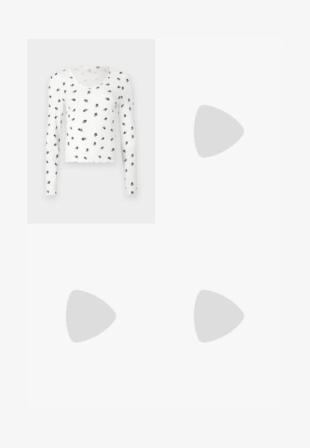 Langærmet hvid bluse med ribbet tekstur, med en bølget kant og et blomsterprint i marineblå og grøn.; Mørkeblå outfitted jeans med høj talje, lavet af denim, med to baglommer og kontraststing langs sømmene.; Sort læder ankelstøvle med spids tå og en tynd, kort hæl. Har en tekstureret overflade og et rent design med en sømløs side.; Lille sort blank håndtaske med to lange håndtag og snøre-detaljer i siden på en ensfarvet lys baggrund.
