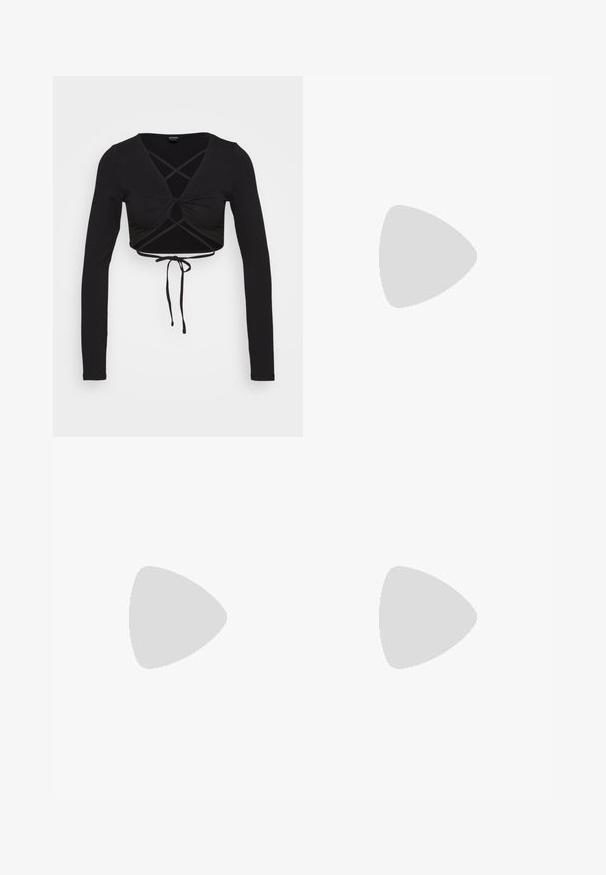 Monki Μπλούζα με μακριά μανίκια - black; Παντελόνι φαρδιάς γραμμής με λεοπάρ τύπωμα, διαθέτει ελαστική μέση και πλαϊνές τσέπες, κατασκευασμένο από μαλακό ύφασμα σε καφέ και ταμπά αποχρώσεις.; Μαύρη σουέτ σανδαλομπότα με ψηλό τακούνι, πλατφόρμα, λουράκι στον αστράγαλο με ασημένια μεταλλικά στοιχεία, ανοιχτή μύτη και λεία υφή.; Χρυσά σκουλαρίκια με υφή, με μικρές χάντρες κατά μήκος της άκρης. Έχουν κλειστό σχήμα στεφάνης και στήριγμα με καρφί.