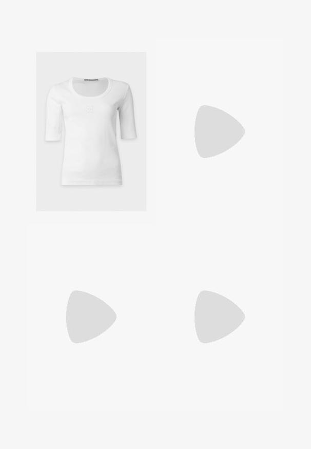 Top blanco acanalado de manga corta con escote redondo y un diseño sutil en relieve en el pecho.; Vaqueros de cintura alta, de pierna ancha y color azul claro. Fabricados en denim, con cierre de botón y cinco bolsillos. Se desvanecen hacia la parte inferior.; Tacón slingback de cuero negro con punta puntiaguda, tiras finas y una pequeña hebilla decorativa plateada en el lateral.; Bolso de mano negro con forma estructurada, que cuenta con un asa superior, una correa para el hombro y remaches metálicos decorativos en la parte frontal.