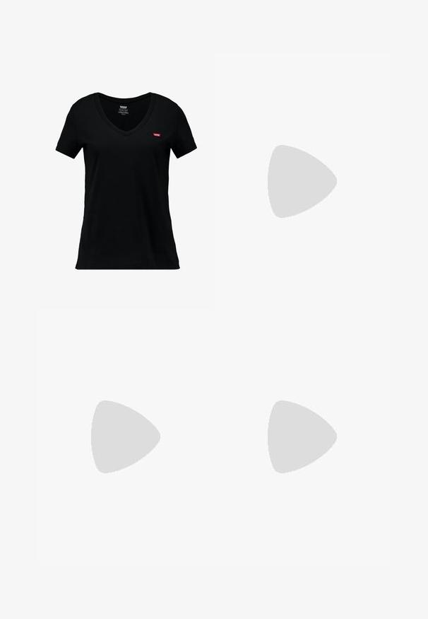 Sort bomulds V-hals t-shirt med korte ærmer, der har et lille rødt Levi's logo på venstre brystområde og en glat tekstur.; Lyseblå denim mini nederdel med frontknap og lynlås, bæltestropper og frontlommer.; Sort sandal med to justerbare remme, sølvspænder og en korksål på en struktureret sort gummisål.; Sølv hoops øreringe, cirkulær form, glat skinnende tekstur og ensartet bredde hele vejen igennem. Minimalistisk design uden yderligere accenter.