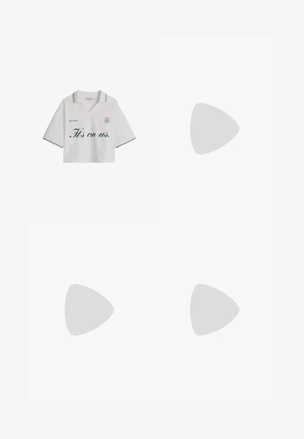 Valge lühike polosärk rohelise äärisega, tekstiga "It's on us.", Marc O'Polo logo ja ümmarguse M OP embleemiga rinnal.; Must sherline seelik, mis on valmistatud siledast kangast, millel on külg lõhk ja sirge siluett, millel on kerge läige. Kohandatud alläärega.; Mustast nahast suvejalanõu punutud rihmadega, avatud varbaga, külgmise pandlaga kinnitusega ja lameda taldaga, tavalise taustaga.; Musthave mustraadi nahast kott krokodillimustriga, ristküliku kuju, pealmine käepide ja eemaldatav õlarihm. Brändi logo on nähtaval.