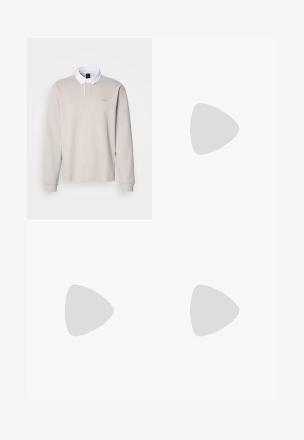 Lichtbeige lange mouwen polo met een witte kraag en een knoopsluiting, voorzien van een logo op de borst en geribbelde manchetten. Soepele katoenen stof.; Beige chino's met een rechtstaande pijp, gemaakt van zachte katoenstof, voorzien van een rits en een enkele zwarte knoopsluiting.; Glanzende zwarte lederen nette schoen met lage hak, vetersluiting en ronde neus, van opzij getoond tegen een effen lichte achtergrond.; Bruine leren aktetas met bovenhandvatten, voorvak met ritssluiting en afneembare bijpassende schouderriem op witte achtergrond.