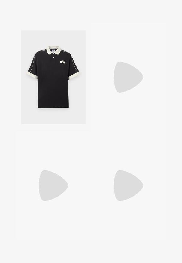 Polo negro de manga corta con cuello y puños blancos, ribete blanco en las mangas y logo blanco de Nike en el pecho izquierdo.; Pantalones cortos negros hasta la rodilla con cintura elástica y cordón, rayas blancas verticales en los lados y pequeño logo redondo en el muslo izquierdo.; Zapatillas de running negras con un upper sintético liso, detalles perforados, paneles laterales texturizados y una suela distintiva y elástica.; Gafas rectangulares transparentes con montura gruesa transparente y lentes tintados de azul claro, descansando sobre una superficie blanca.