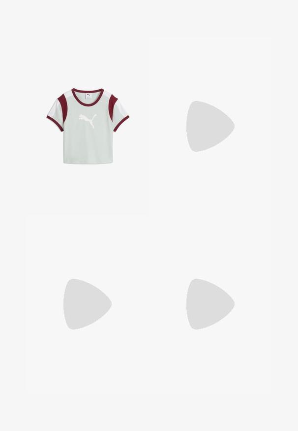 Camiseta Puma gris claro de manga corta con logo blanco, cuello, puños y paneles de hombro en color granate.; Pantalones cortos negros hechos de tela acanalada, con una amplia cinturilla elástica y un pequeño logo de Puma en blanco en la parte inferior izquierda.; Zapatillas de ante púrpura y malla con acentos en menta, diseño de cordones y suela de goma texturizada. Presenta la marca PUMA en el lateral.; Bolso tote Puma rosa claro con correa negra para el hombro, asas cortas con el logo de Puma, bolsillo delantero con cremallera y bolsillos laterales de malla.