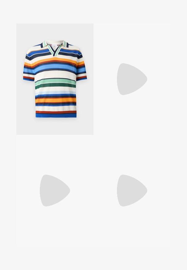 Polo s krátkym rukávom z pleteniny s farebnými vodorovnými pruhmi v modrej, oranžovej, zelenej a bielej farbe, s výstrihom do V s zeleným a námorníckym lemom.; Svetlomodré denim šortky s jemným kvetinovým vzorom, elastickým pásom a rovnými nohavicami. Žiadne viditeľné vrecká.; Biele tenisky z materiálov sieťoviny a kože, zaoblená špička, plochá podošva a čierny akcent v pruhu pozdĺž spodnej časti. Obsahuje klasický dizajn šnurovania.; Béžový tkaný opasok stočený so striebornou kovovou prackou a béžovým koženým lemom na jednoduchom svetlom pozadí.