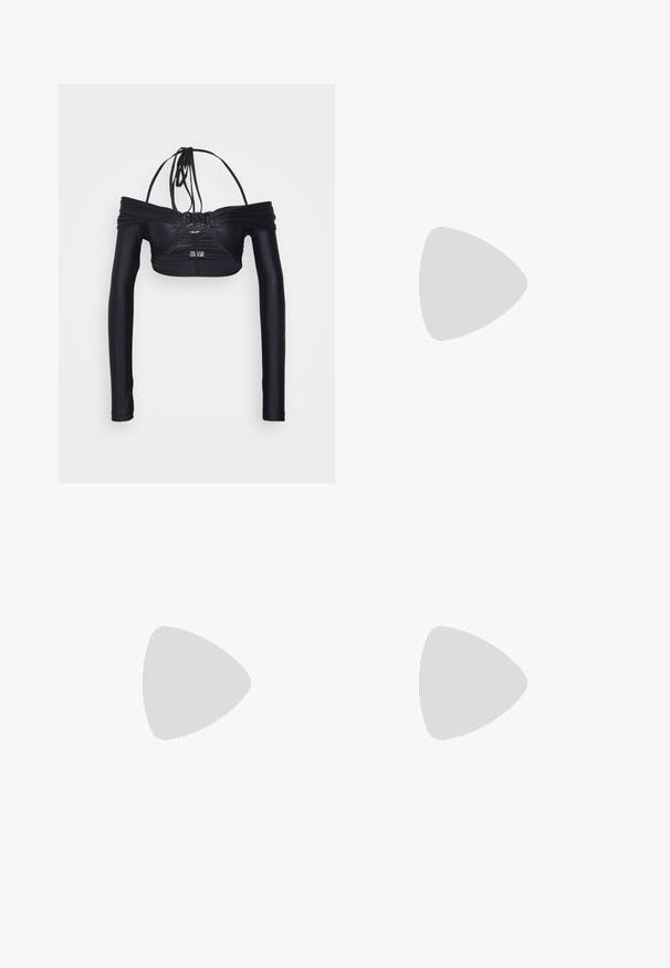 Sorte off-shoulder top med lange ærmer, lavet af glat stof. Har en draperet front og dekorativ spænde detaljer.; Wrap nederdel i lyseblå og hvid ternet mønster, med en blød tekstur og kontrasterende mørk kant. Bånd på siden til lukning.; Sorte spidse højhælede sko lavet af glat læder. Har en slank hæl og et minimalistisk design uden synlige udsmykninger.; Sort tote taske med en glat tekstur, buet silhuet, sølv hardware og "LOVE MOSCHINO" præsenteret i hvidt foran.