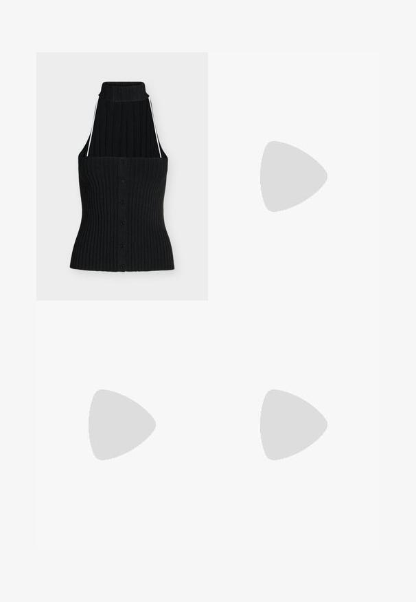 Haut sans manches en maille côtelée noire avec col montant, boutonnage sur le devant et fines bretelles blanches sur fond clair uni.; Pantalons larges noirs avec une taille plate, comportant des plis à l'avant et une texture lisse. Pas de poches ni de matériel visible.; Sandale à talon haut en cuir verni noir avec un bout ouvert, une seule lanière à l'avant et une lanière de cheville ajustable.; Petit sac à main bordeaux brillant avec une poignée supérieure et une bandoulière détachable, présenté sur un fond clair uni.