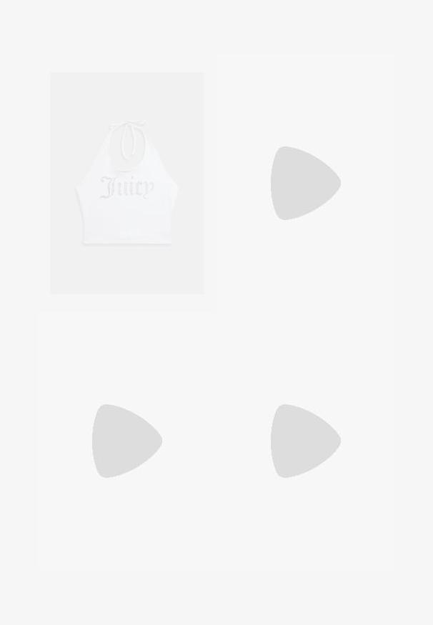 Witte haltertop gemaakt van zachte stof, met rhinestone tekst "Juicy" op de voorkant. Te strikken bij de nek voor een verstelbare pasvorm.; Donkerblauwe spijkerbroek met superlage flare, voorzien van voor- en achterzakken, dubbele knoopsluiting en vervaagde details op de bovenbenen en knieën.; Witte en gouden sneaker met zwarte accenten, voorzien van glad leer, een ronde neus, vetersluiting en een gestructureerde rubberen zool.; Zwarte beaded handtas met een gebogen silhouet, draaghandvat en glanzende textuur. Draagt bij hoge zwarte hakken en strakke zwarte shorts.