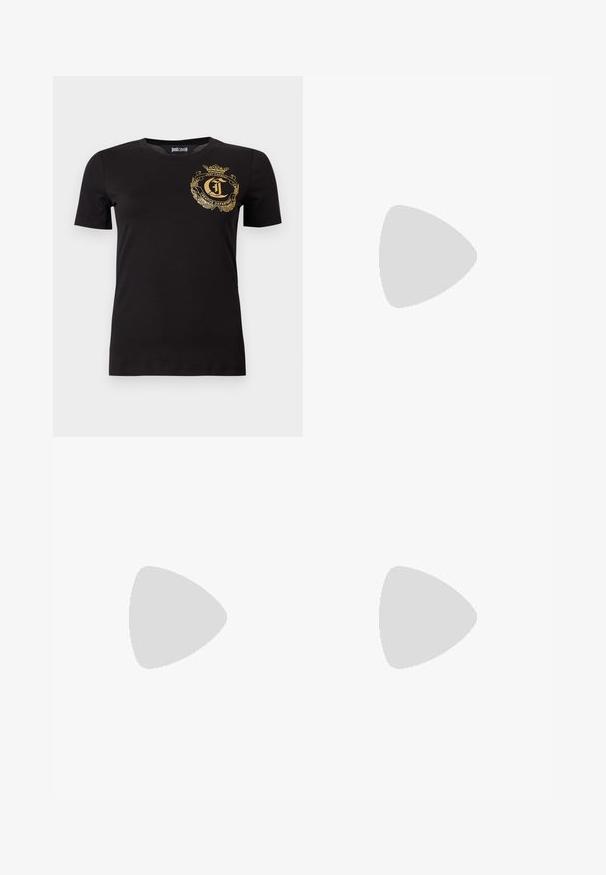 Sort T-shirt med korte ærmer, rund hals og gyldent våbenskjold på venstre bryst med teksten "Just Cavalli Creative Department."; Sorte jeans med høj talje og lige ben med gyldne paillet-slangedesign på frontlommerne og gylden knaplukning.; Sort ankelstøvle lavet af skinnende læder med spids tå, stilet hæl og guldfarvet hardware med en dekorativ spænde-detalje.; Sort læderhåndtaske med buet form, enkelt håndtag og guldfarvet slangeformet lukning med mærket "Just Cavalli" på ensfarvet baggrund.