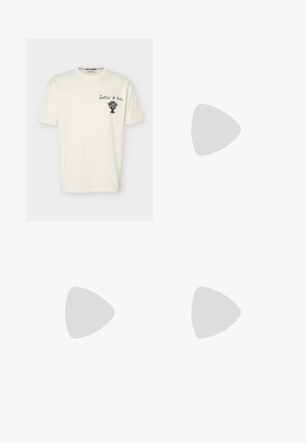 Off-white lyhythihainen t-paita pyöreällä pääntiellä, pieni musta abstrakti kasvokuvio ja "Scotch & Soda" teksti vasemmassa rintamuksessa.; Beigen väriset shortsit, joissa on joustava vyötärönauha, säädettävä nyöri, teksturoitu kangas ja polvenmittainen helma.; Mustat nahkaiset liukusandaalit, joissa on leveä säädettävä hihna, avoin varvasosa ja teksturoitu pohja. Minimalistinen muotoilu litteällä, pehmustetulla pohjalla.; Kolminkertainen rannekoru, jossa on pieniä sinisiä neliöhelmiä ja hopeisia pyöreitä helmiä, varustettu hopeisella kääntölukolla, esitetty valkoisella taustalla.